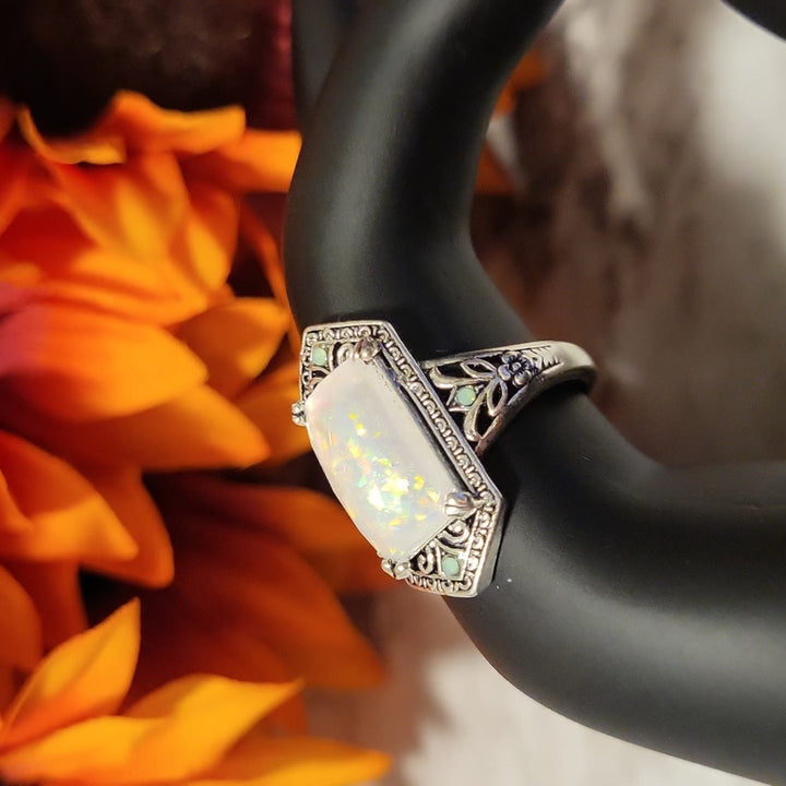 Anello in argento antico con opale bianco quadrato Olivenorma