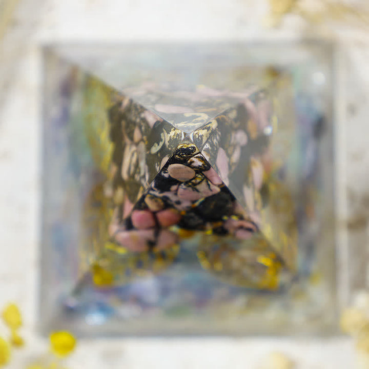 Olivenorma Rhodonite con piramide di orgone di crescita di fluorite