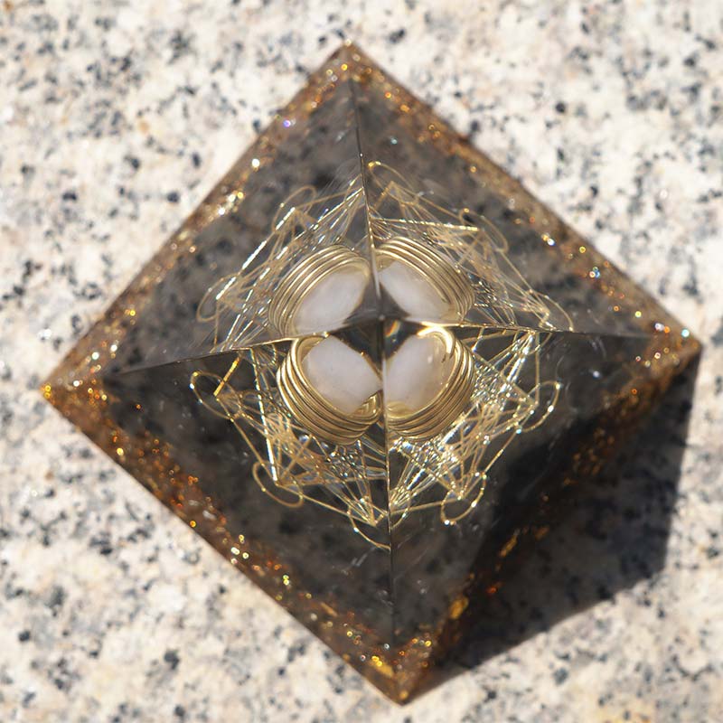 Piramide di orgone in quarzo rosa Olivenorma con ossidiana 