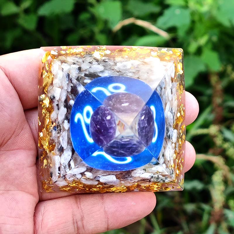 Ametista Olivenorma con Piramide Orgonica dello Zodiaco Leone in Quarzo Ialino