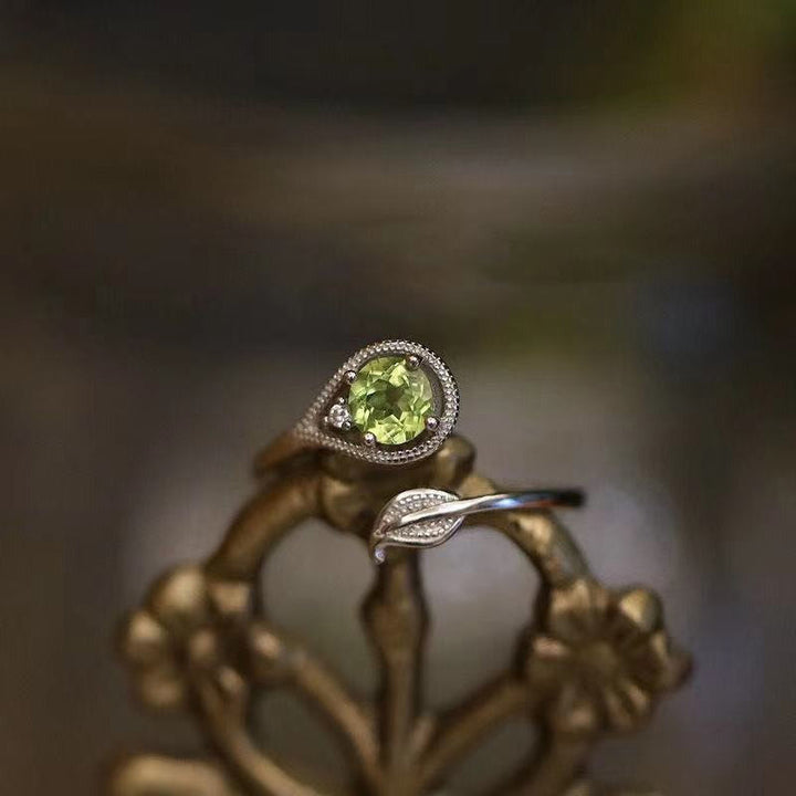 Anello Olivenorma Vintage con foglia di peridoto delicato