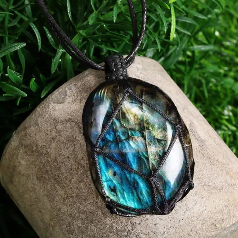 Collana in pietra di labradorite naturale con cuore di drago avvolto in Olivenorma