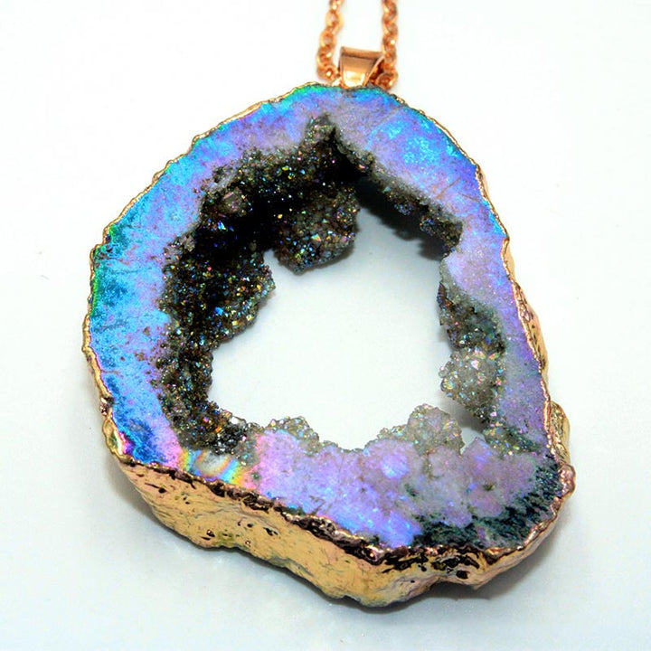 Ciondolo in geode di cristallo naturale
