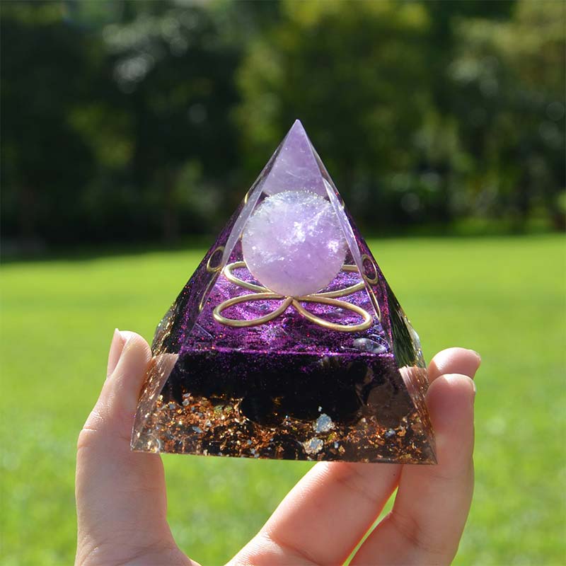 Sfera di ametista Olivenorma con piramide di orgone di ossidiana 