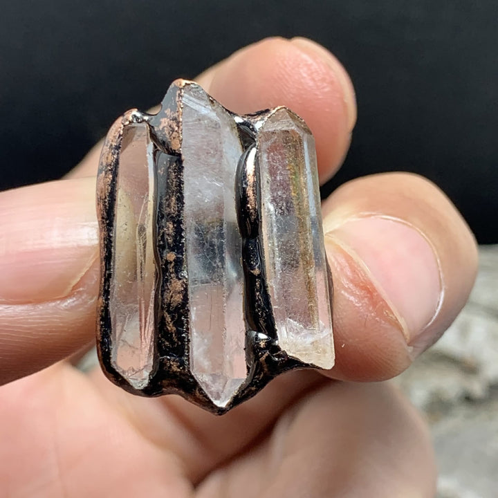 Anello regolabile con combinazione tripla irregolare in quarzo ialino naturale Olivenorma