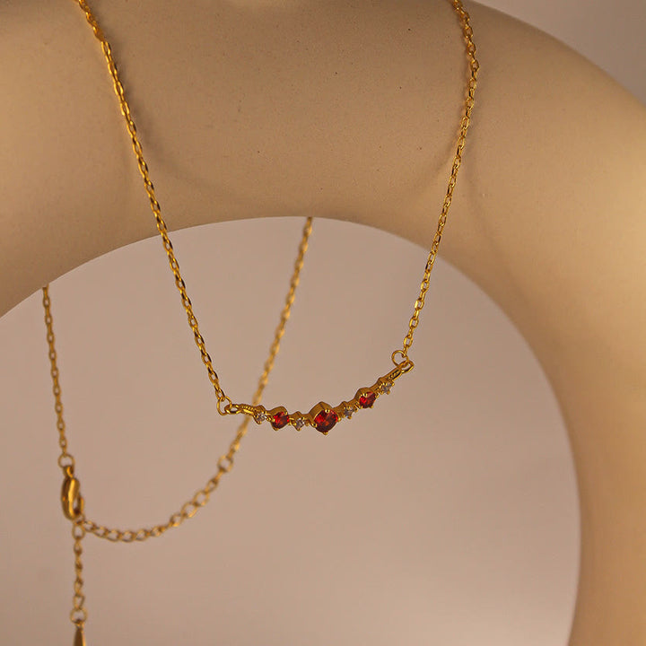 Collana Olivenorma "Simbolo dell'Indipendenza" con granato e diamanti