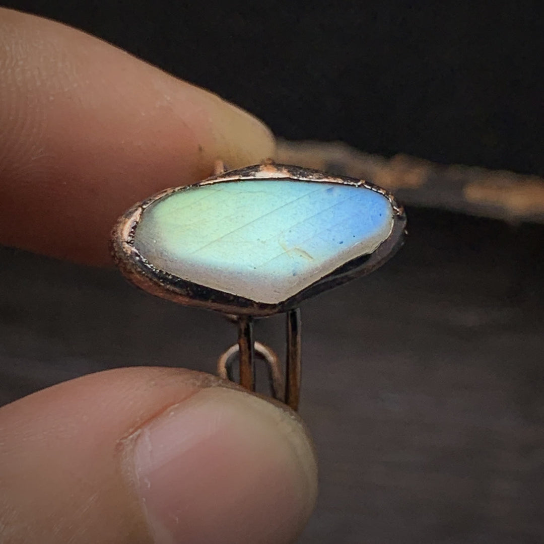 Anello regolabile Olivenorma con dodici pietre portafortuna in pietra grezza irregolare naturale 