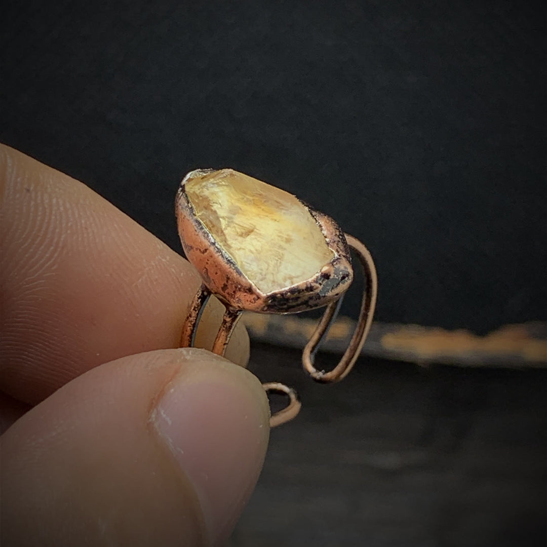 Anello regolabile Olivenorma con dodici pietre portafortuna in pietra grezza irregolare naturale 