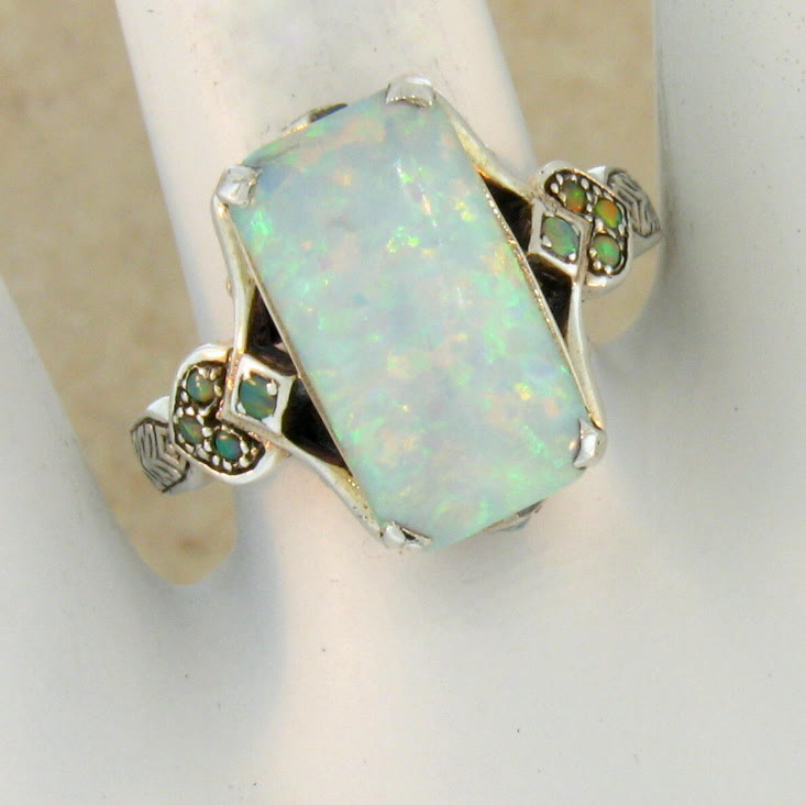 Anello in argento antico con opale bianco quadrato Olivenorma
