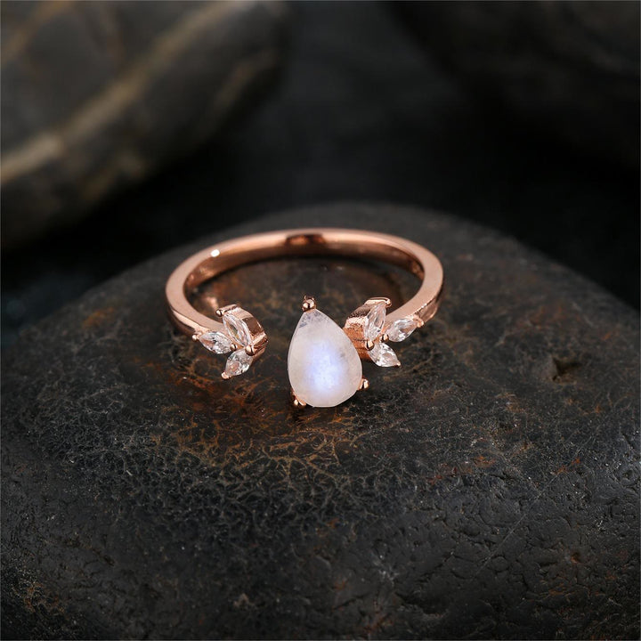 Anello regolabile Olivenorma con foglia di zircone bianco e pietra di luna sfaccettata