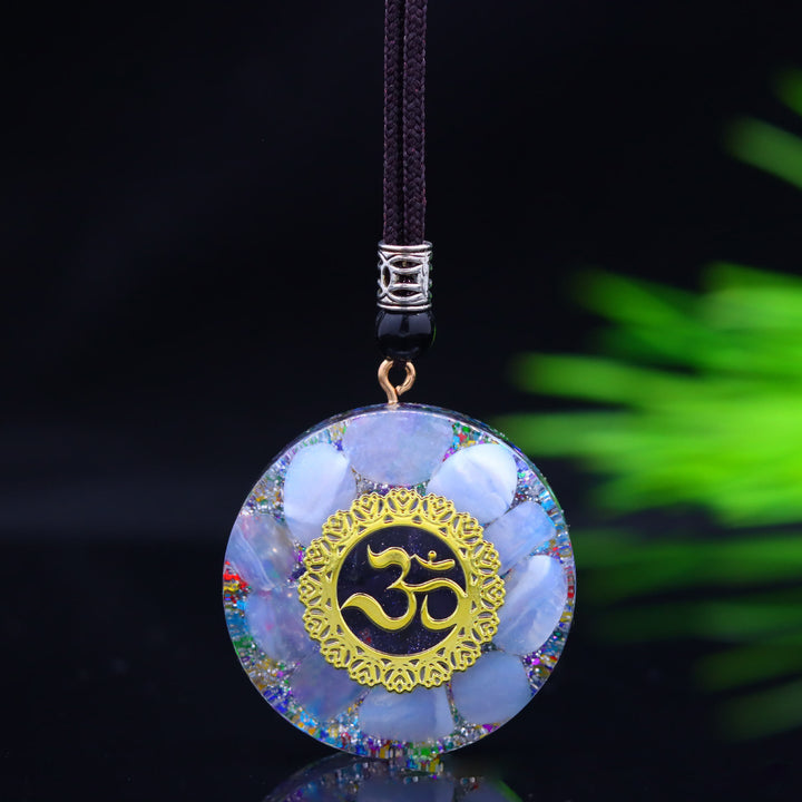 Collana con ciondolo in epossidica naturale di ghiaia di calcedonio blu Olivenorma