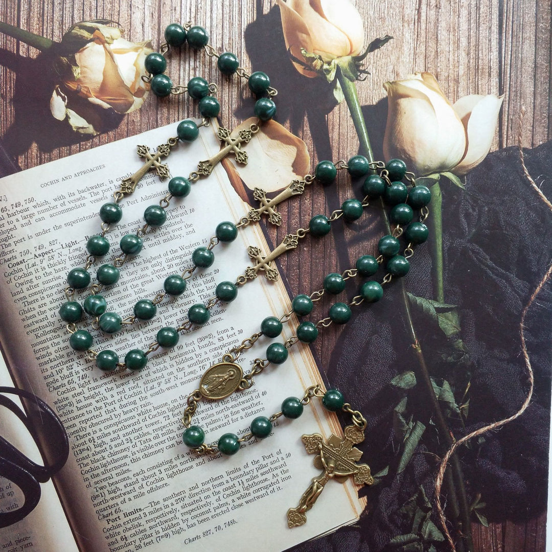 Collana con ciondolo a croce in rame e malachite Olivenorma 