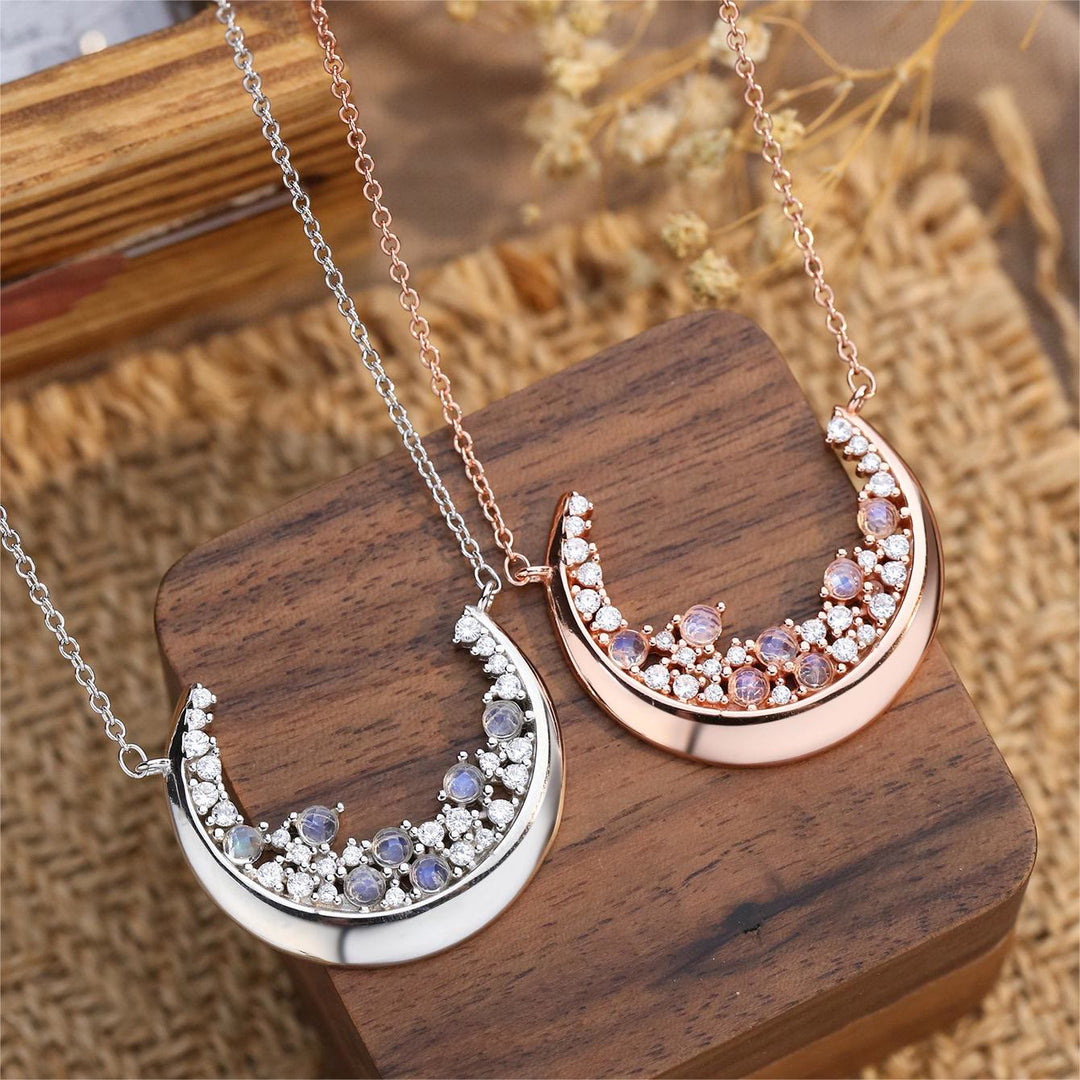 Collana con ciondolo a forma di mezzaluna in pietra di luna naturale Olivenorma S925