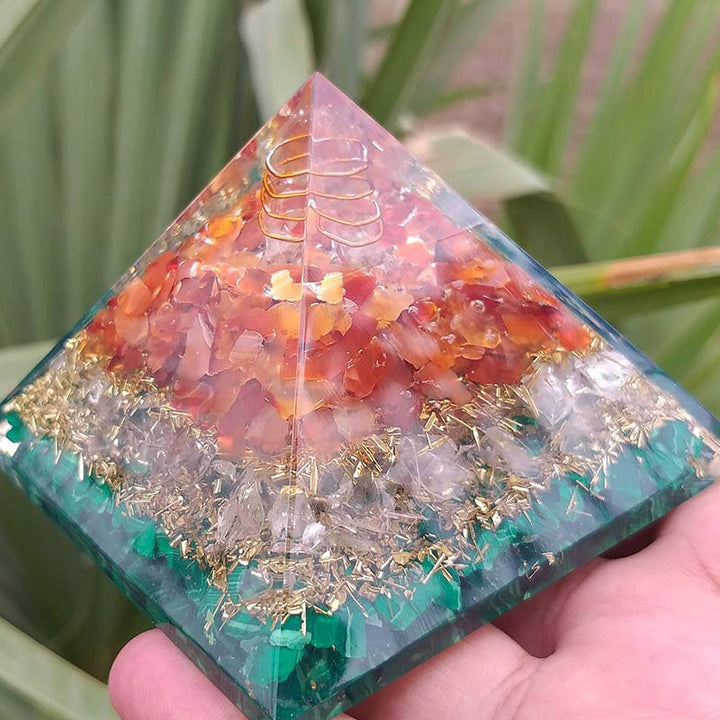 Pilastro di quarzo trasparente Olivenorma con piramide di orgone di malachite