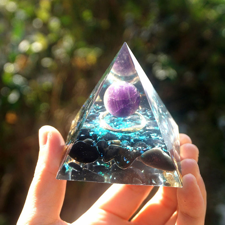 Sfera di cristallo di ametista Olivenorma con piramide di orgone di ossidiana