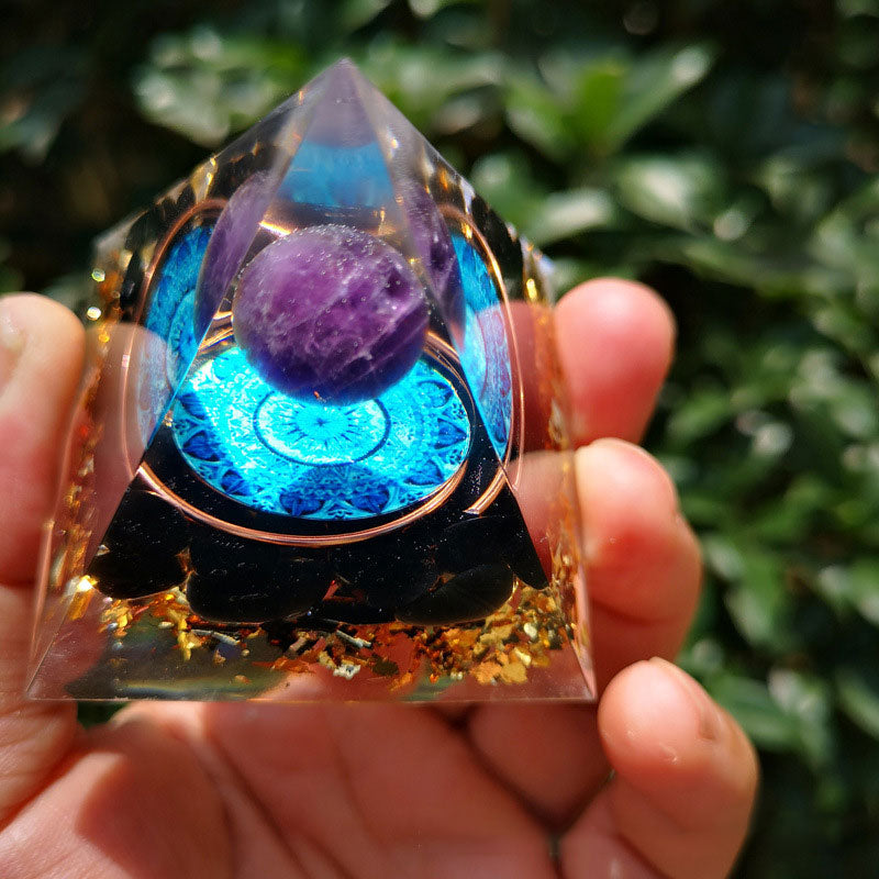 Piramide di orgone in ametista Olivenorma con tormalina nera 