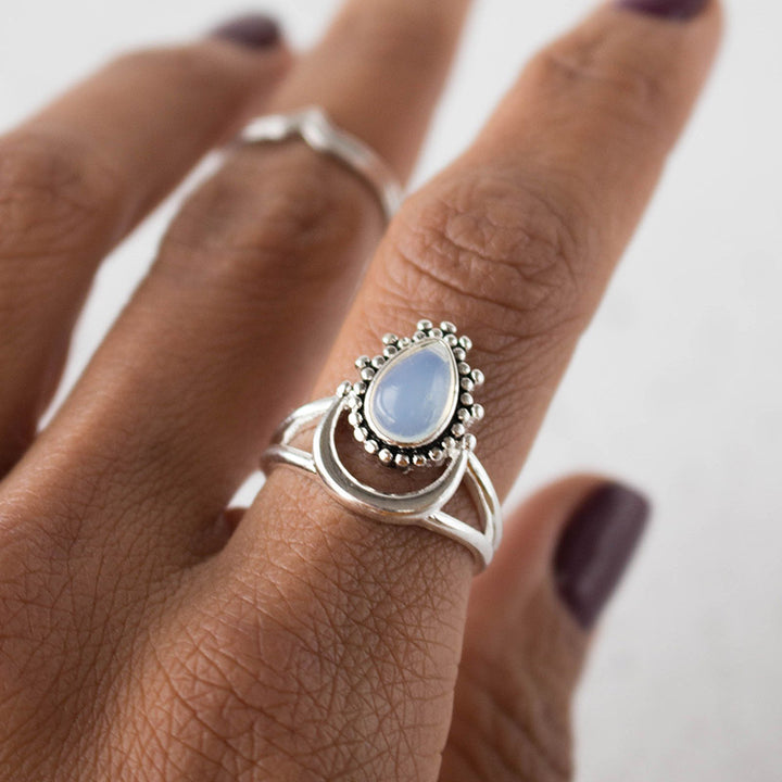 Anello con pietra di luna crescente