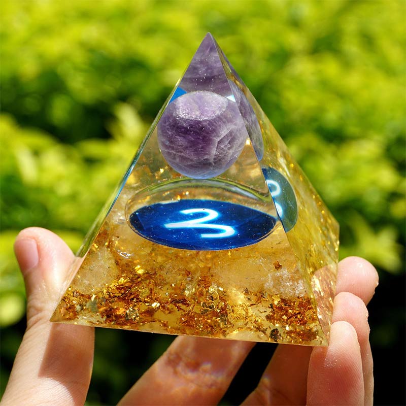 Ametista Olivenorma con piramide di orgone dello zodiaco Ariete rutilato dorato
