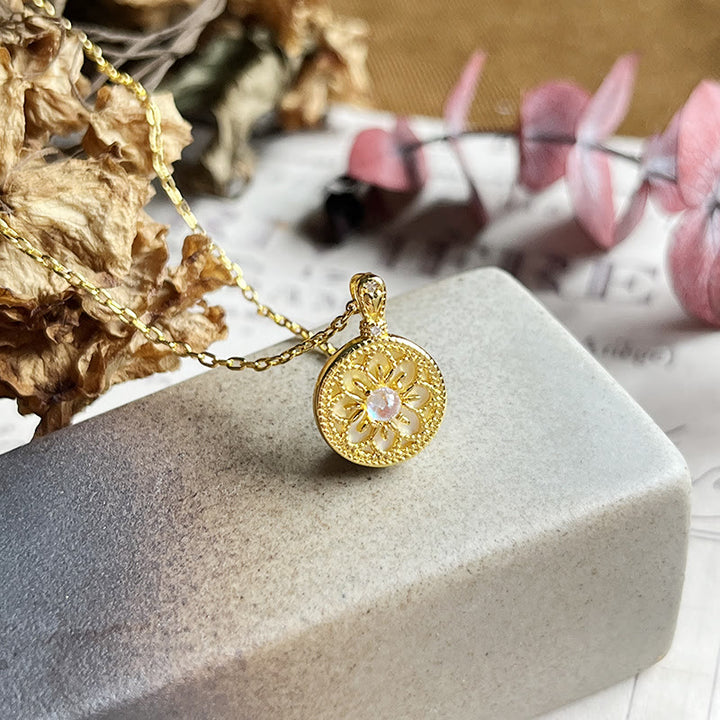 Collana con ciondolo rotondo a forma di fiore in pietra di luna Olivenorma