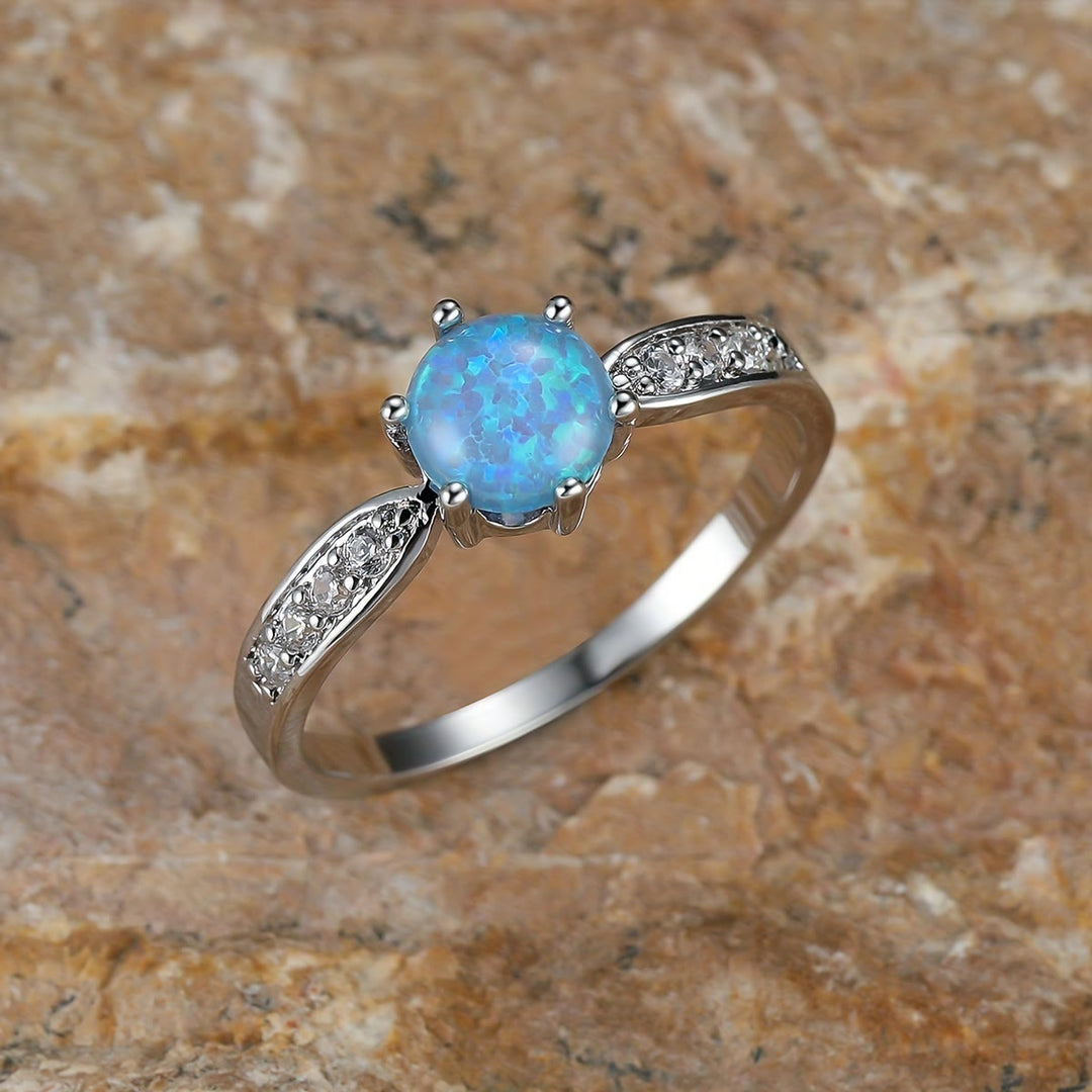 Anello Olivenorma con fascia a sei griffe e bordo in opale rotondo