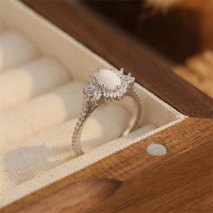 Anello Olivenorma in argento 925 con design a girasole bianco e blu opale 