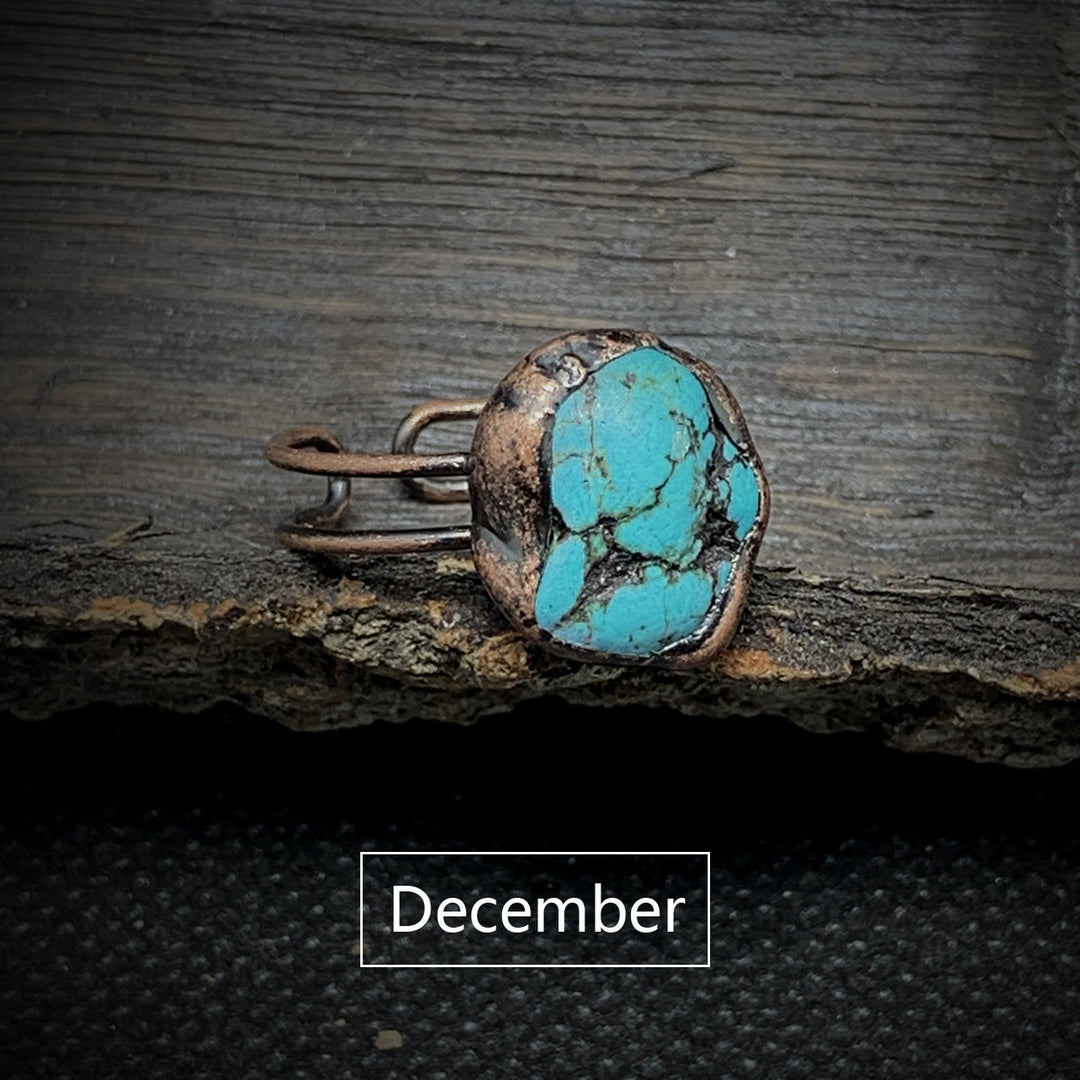 Anello regolabile Olivenorma con dodici pietre portafortuna in pietra grezza irregolare naturale 