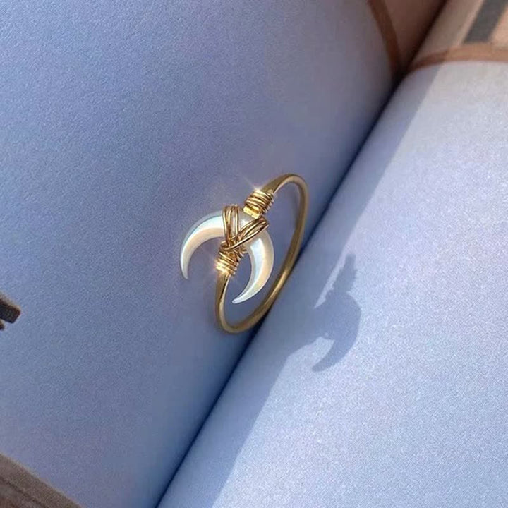 Olivenorma Nacre Crescent Anello aperto regolabile