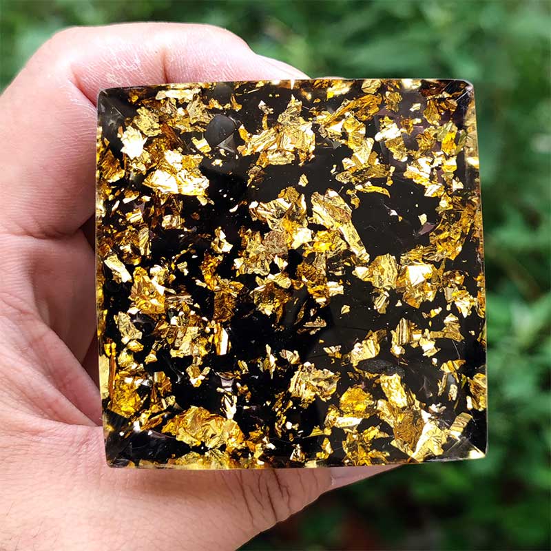 Sfera di agata bianca Olivenorma con piramide di orgone di ossidiana 
