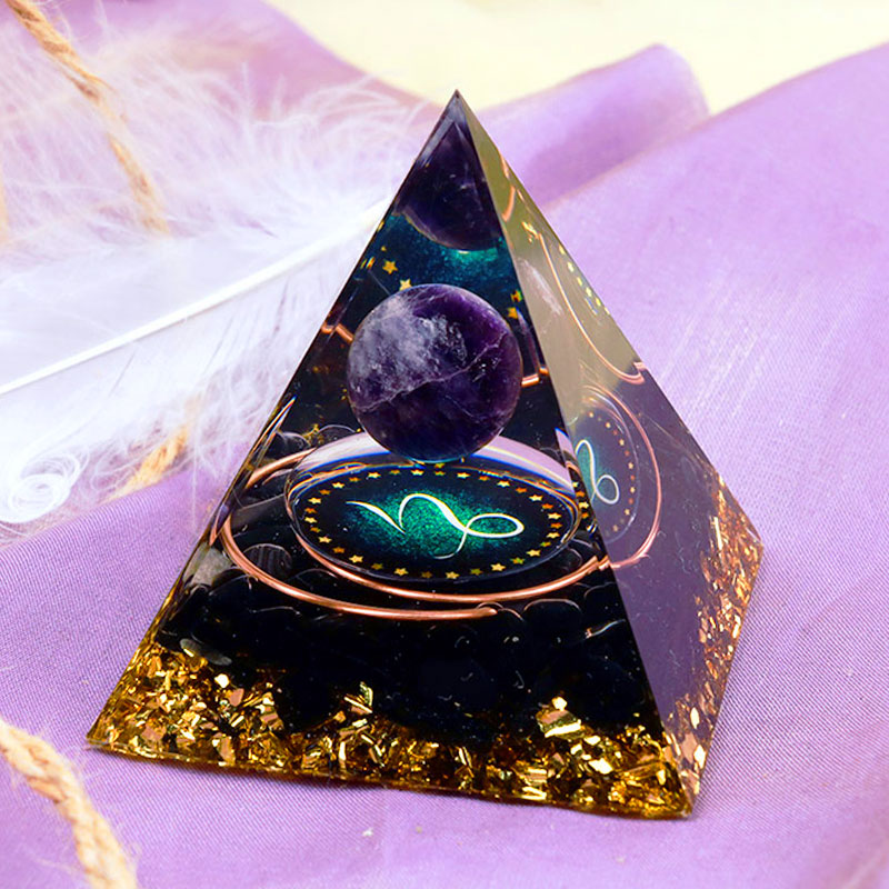 Sfera di ametista Olivenorma con piramide di orgone dello zodiaco Capricorno in ossidiana
