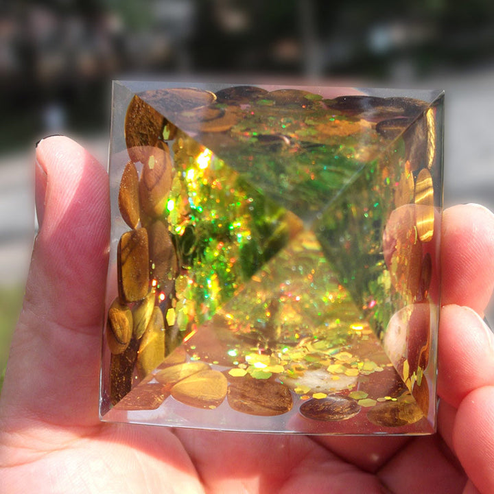 Piramide di orgone curativa con occhio di tigre Olivenorma e peridoto Albero della vita