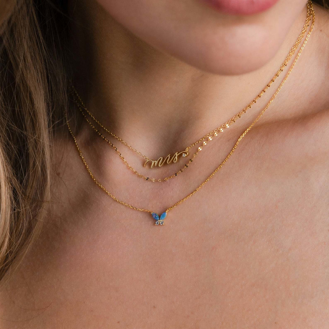 Collana Olivenorma con ciondolo a farfalla in opale blu rosa e acciaio al titanio