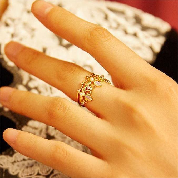 Anello con corona di Raperonzolo in perle d'acqua dolce e opalite Olivenorma 