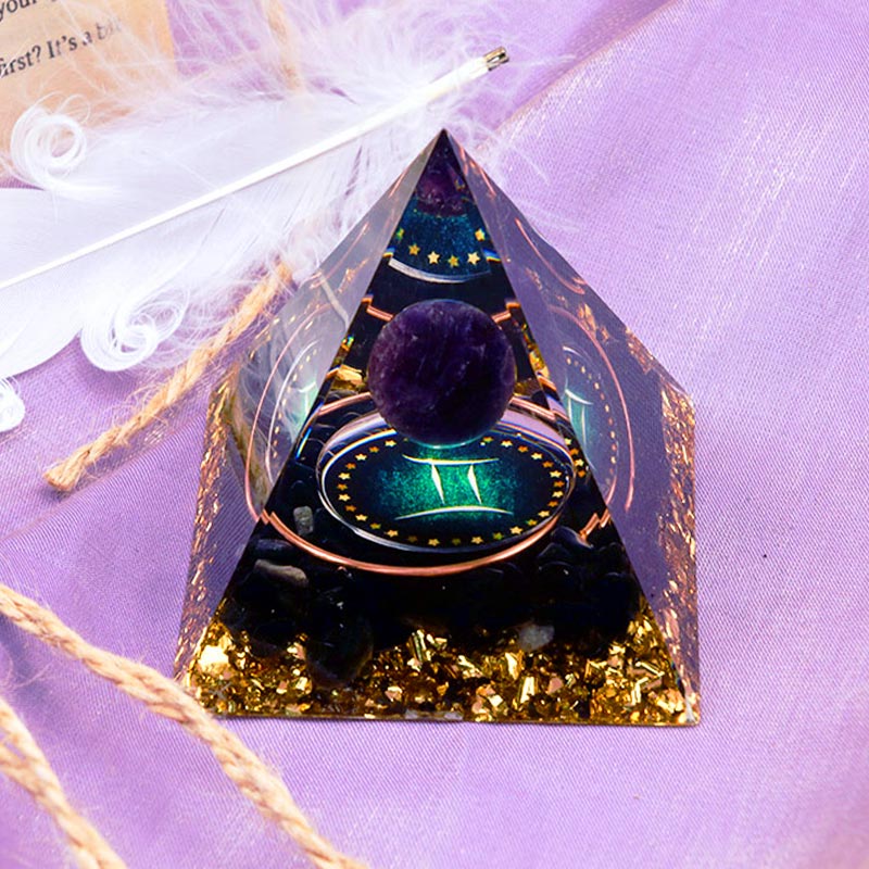 Sfera di ametista Olivenorma con piramide di orgone dello zodiaco Gemelli in ossidiana 