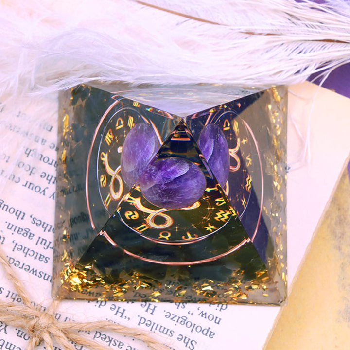 Sfera di ametista Olivenorma con piramide di orgone dello zodiaco Capricorno in ossidiana