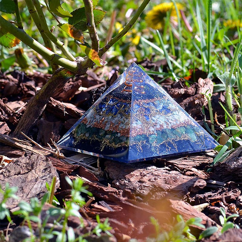 Olivenorma mazonite con piramide di orgone di giada verde 