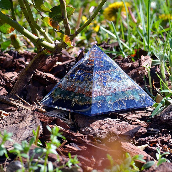 Olivenorma mazonite con piramide di orgone di giada verde 