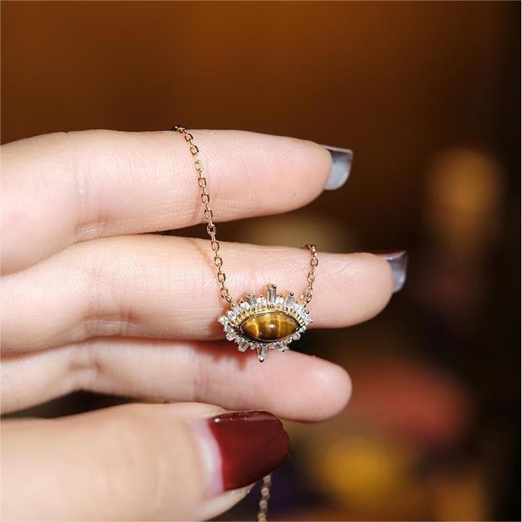 Collana con clavicola in stile palazzo in occhio di tigre naturale Olivenorma