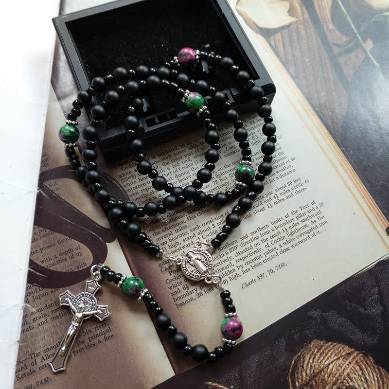 Collana rosario Olivenorma con croce in onice nero, rubino e zoisite