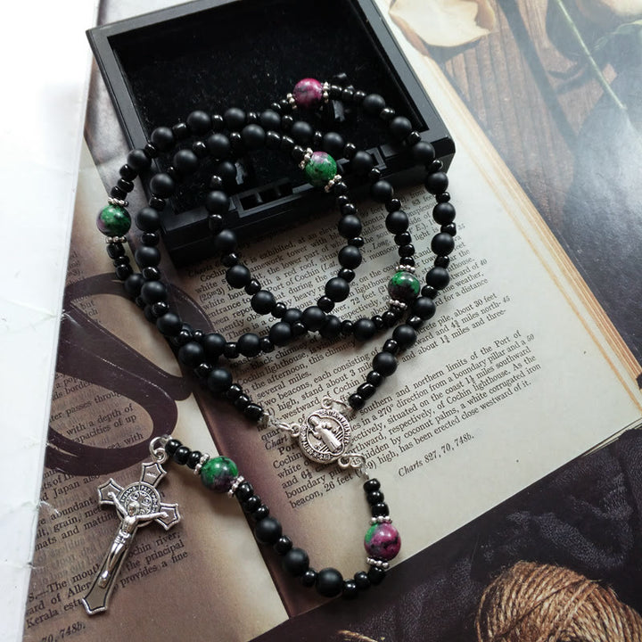 Collana rosario Olivenorma con croce in onice nero, rubino e zoisite