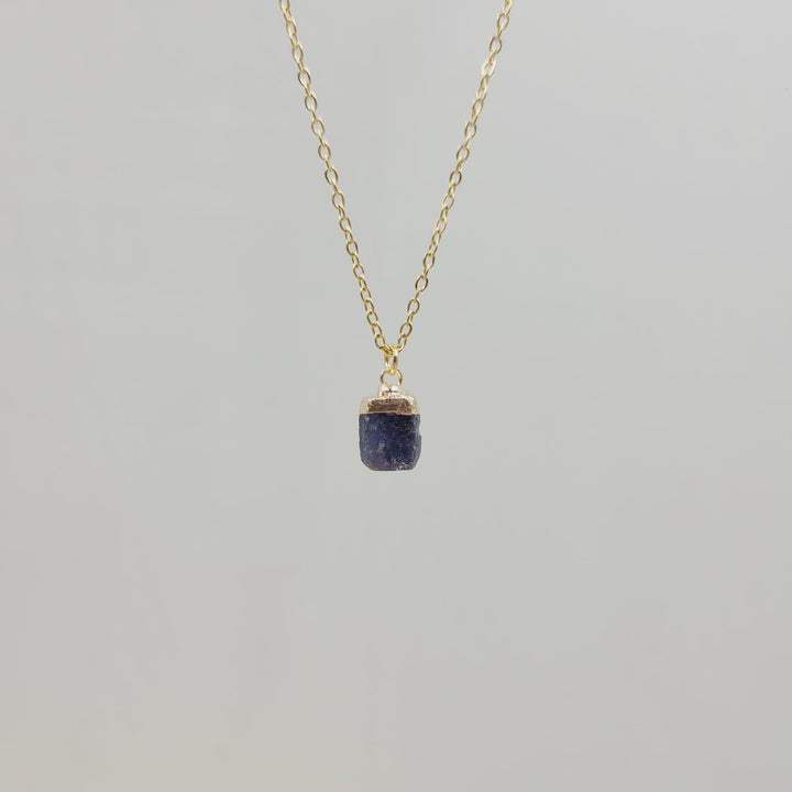 Collana con pietra preziosa grezza di cristallo irregolare Olivenorma 