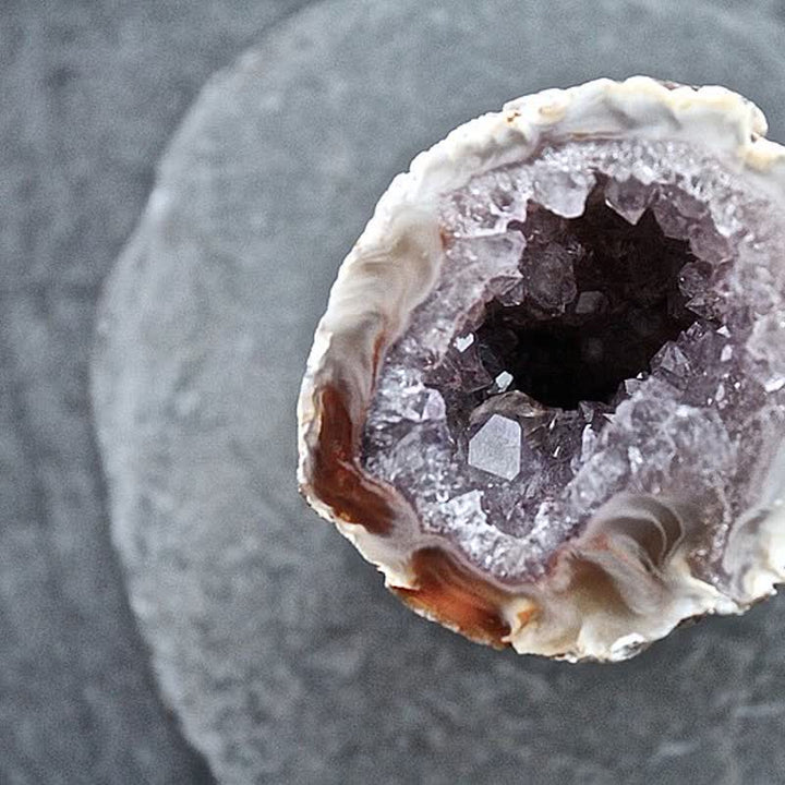 Decorazione in pietra preziosa di roccia geode di ametista naturale Olivenorma