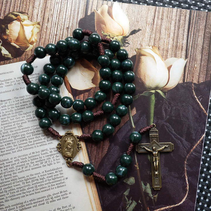 Collana con ciondolo a croce con medaglia sacra in agata muschiata Olivenorma