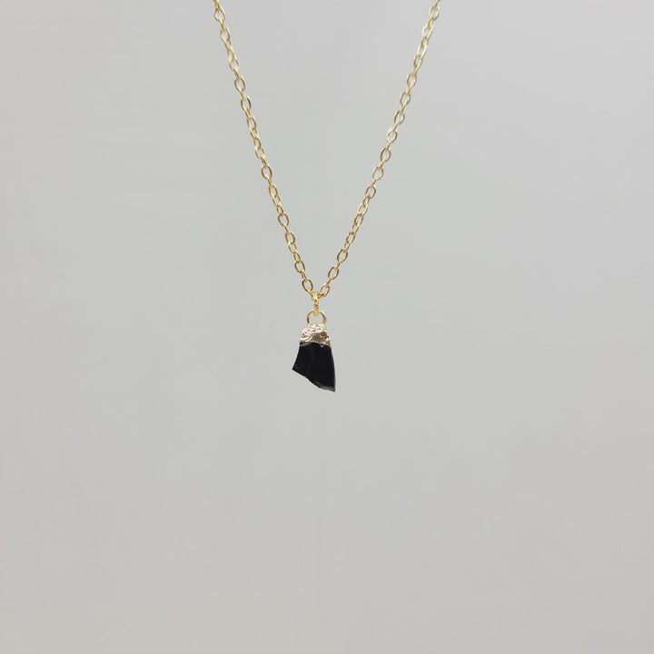 Collana con pietra preziosa grezza di cristallo irregolare Olivenorma 