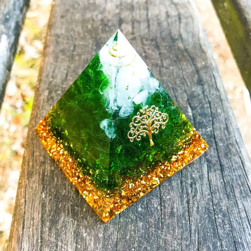 Piramide di orgone in giada verde Olivenorma e cristallo trasparente 