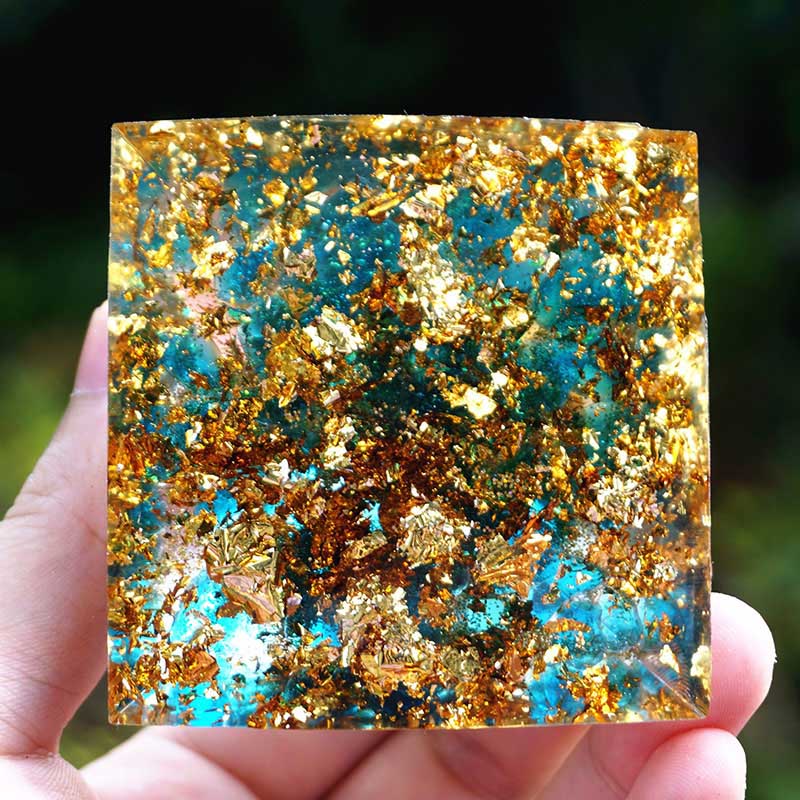 Sfera di occhio di tigre Olivenorma con piramide di orgone di quarzo blu 