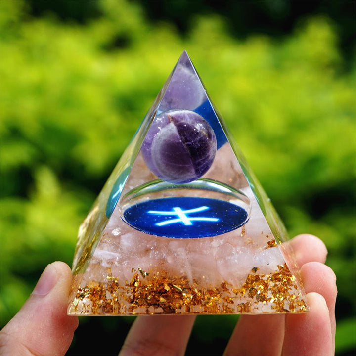 Piramide di Orgone Pesci in Ametista Olivenorma con Quarzo Rosa