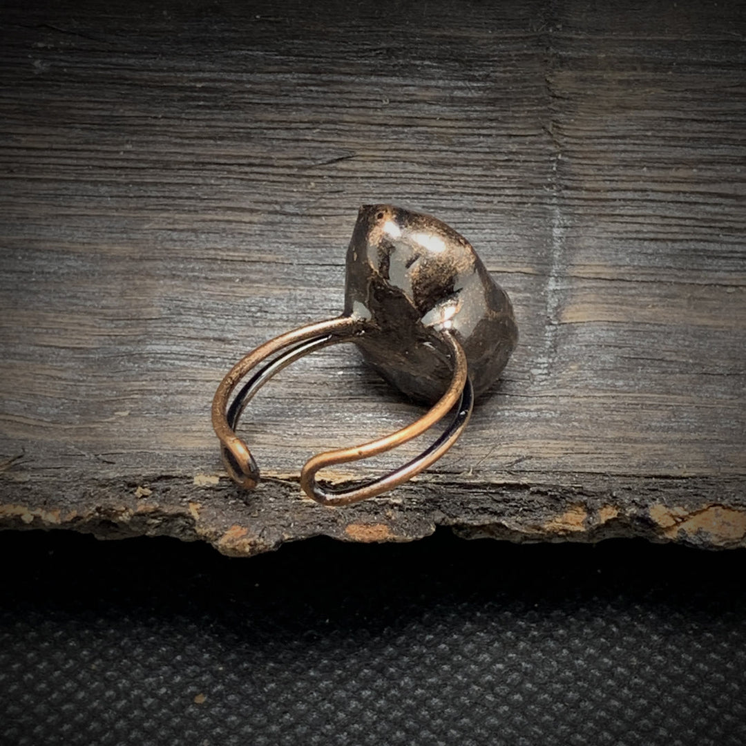 Anello regolabile Olivenorma con dodici pietre portafortuna in pietra grezza irregolare naturale 