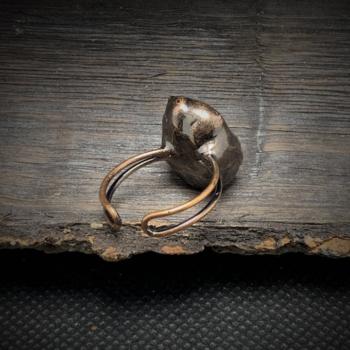 Anello regolabile Olivenorma con dodici pietre portafortuna in pietra grezza irregolare naturale 