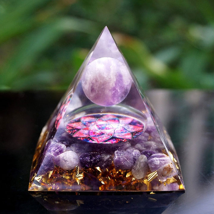 Sfera di ametista Olivenorma con cristalli di ametista Piramide di orgone 