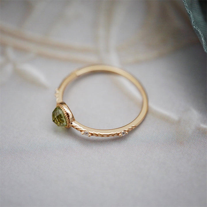 Anello Olivenorma con peridoto verde taglio rotondo naturale
